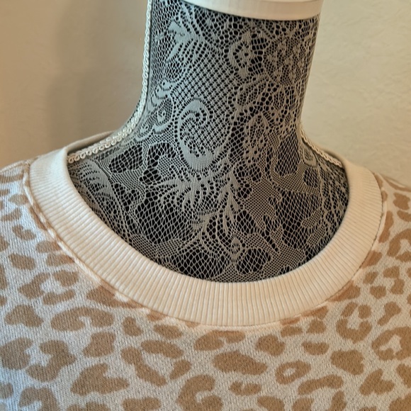LIKE NEW! Time & Tru leopard print l/s sweatshirt size XL with side slits - Picture 2 of 8